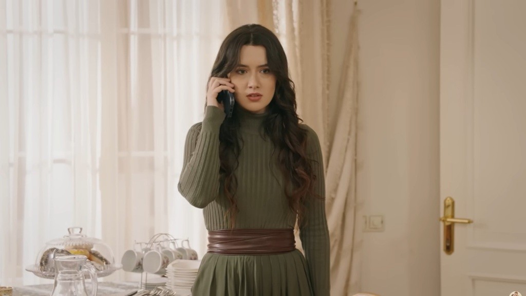 Zeynep rozmawia przez telefon w kuchni.