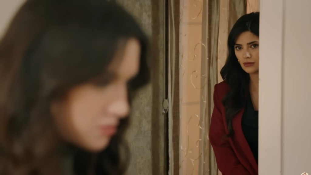 Gozde obserwuje Zeynep.