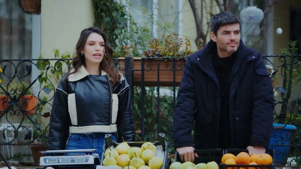 Pelin i Poyraz przy stoisku z owocami.