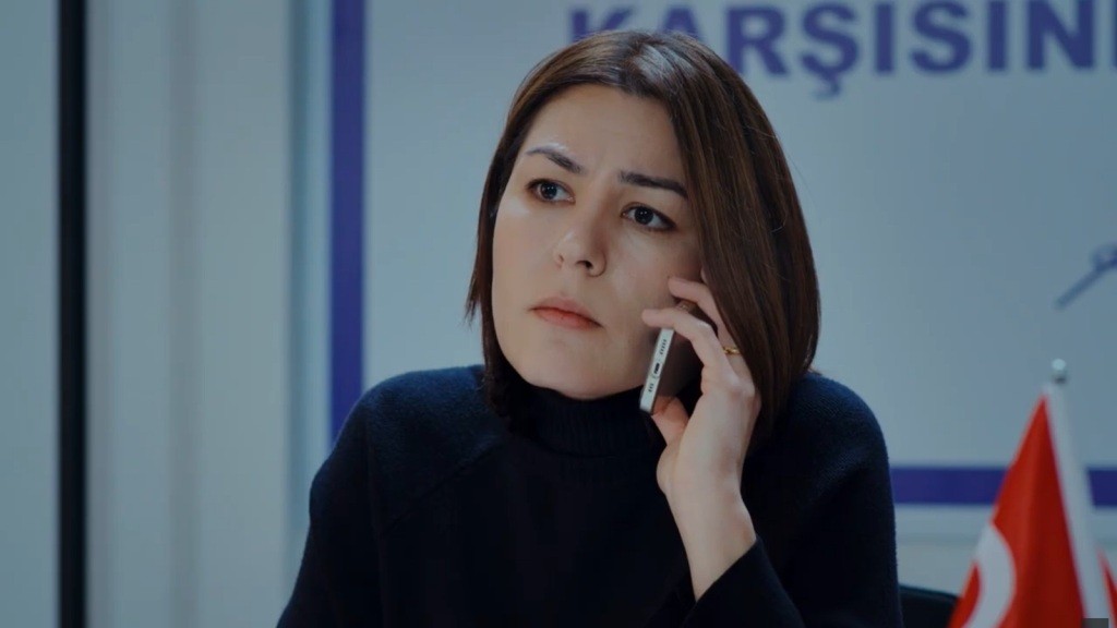 Kara trzyma telefon przy uchu.