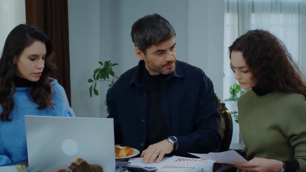 Pelin, Poyraz i Nana podczas wspólnej pracy.