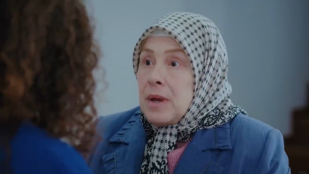 Cennet jest rozemocjonowana podczas rozmowy z Cansel.