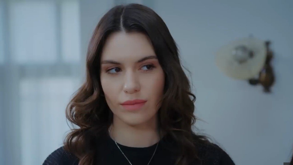 Pelin sprawia wrażenie poważnej, ale w jej oczach błyska satysfakcja.