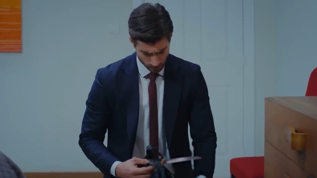 Sinan trzyma zakrwawiony nóż w ręku.