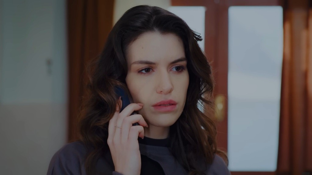 Pelin rozmawia przez telefon.