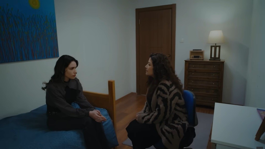 Pelin siedzi na łóżku, a Cansel, naprzeciwko niej, w fotelu.