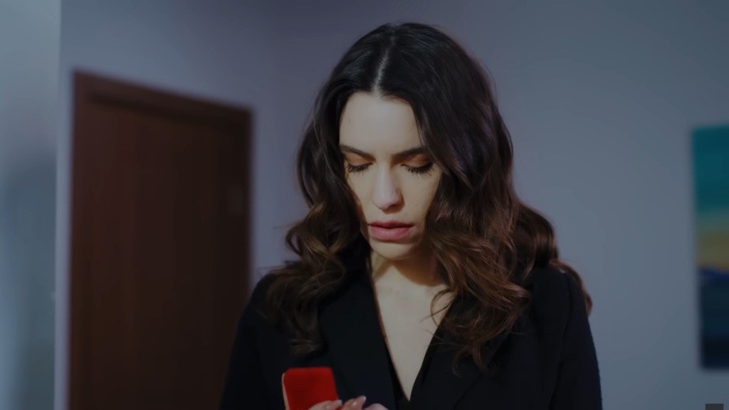 Pelin trzyma w rękach otwarte czerwone pudełeczko. Jest w szoku.