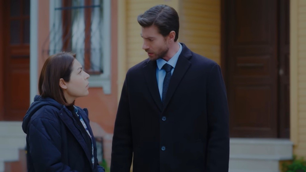 Sinan rozmawia z Karą na zewnątrz.