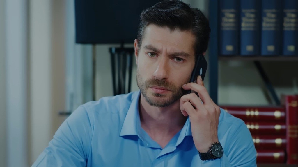 Sinan rozmawia przez telefon.