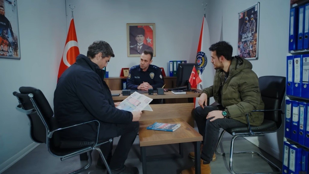 Poyraz i Mert są w gabinecie policjanta Rustema.