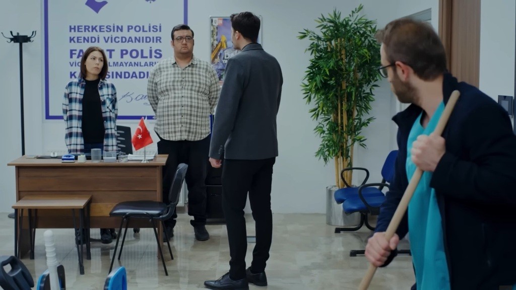 Sprzątacz obserwuje prokuratora Barana rozmawiającego z Ibrahimem i Karą.