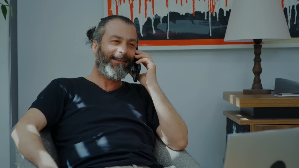 Turgut rozmawia przez telefon.