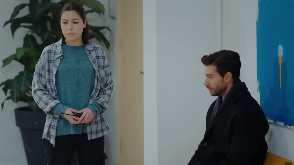 Kara i Sinan w szpitalu. Oboje mają bardzo smutne miny.