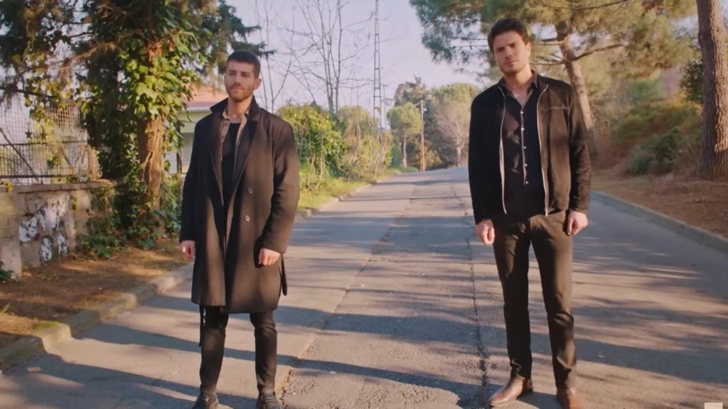 Cihan i Ege zostają sami na drodze.