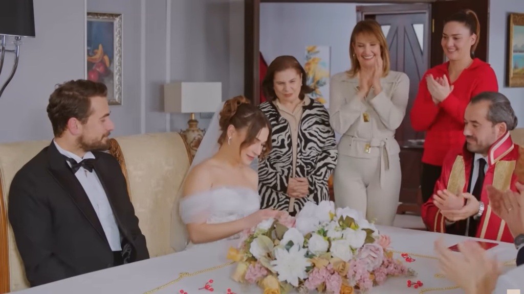 Sila składa podpis pod aktem małżeństwa. Feraye, Yildiz i urzędnik biją jej brawo.