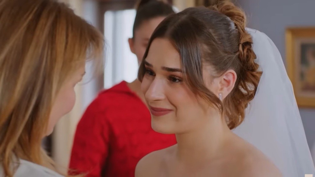 Sila uśmiecha się, patrząc w oczy swojej prawdziwej matki.