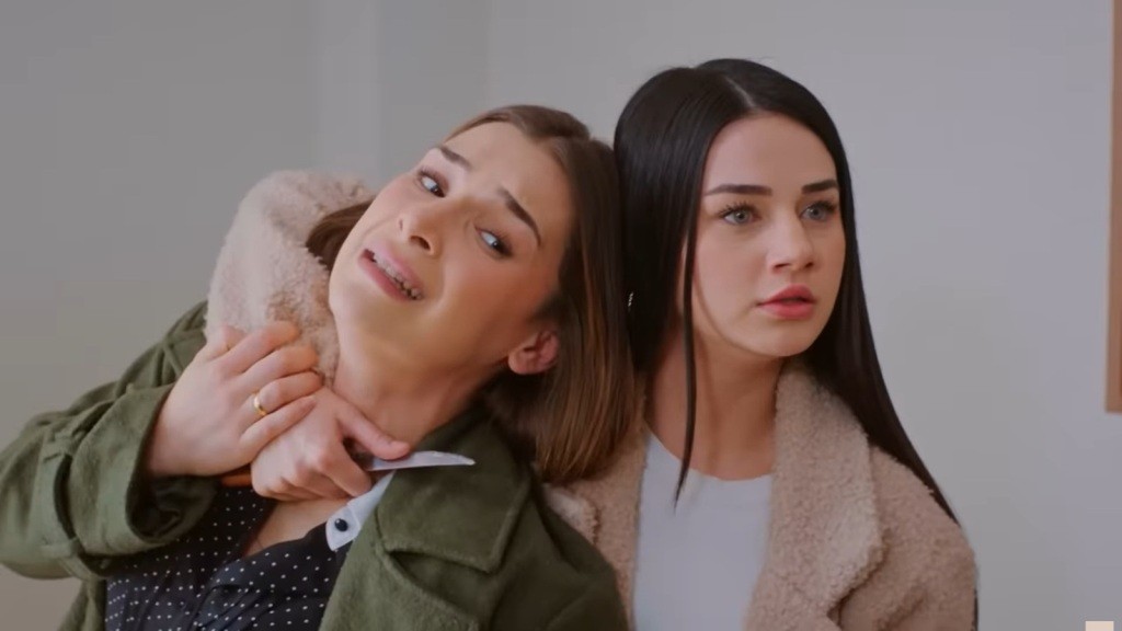 Bahar trzyma nóż przy gardle Sili.