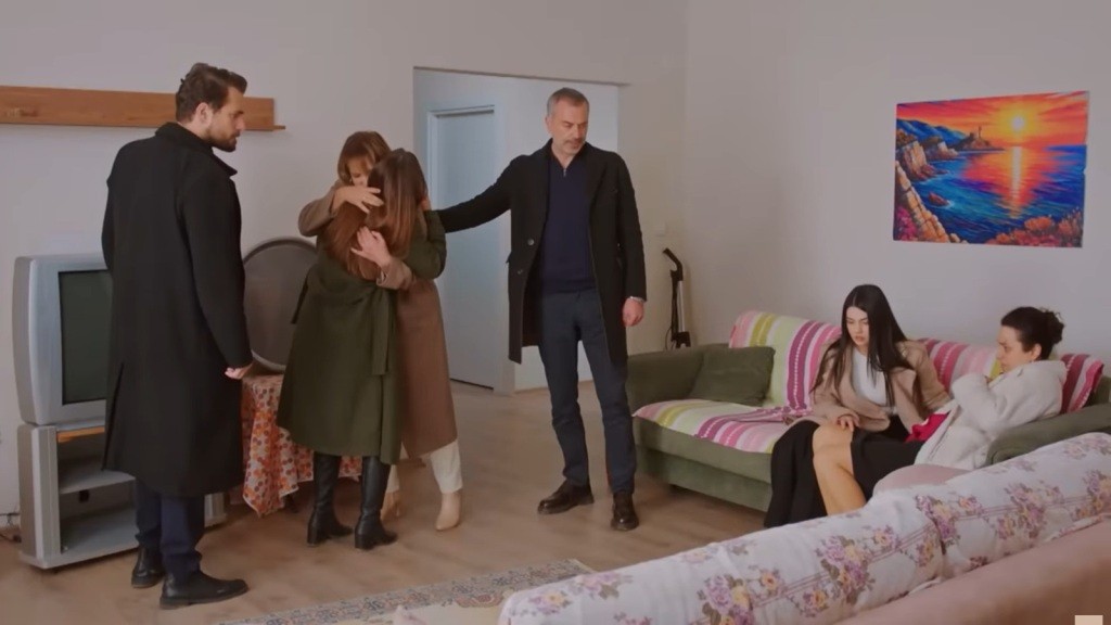 Feraye i Sila wpadają sobie w objęcia. Obok nich stoją Kuzey i Bulent. Bahar i Cavidan siedzą na kanapie.