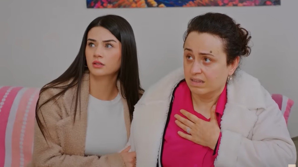 Bahar i Cavidan siedzą na kanapie. Obie mają przegrane miny.