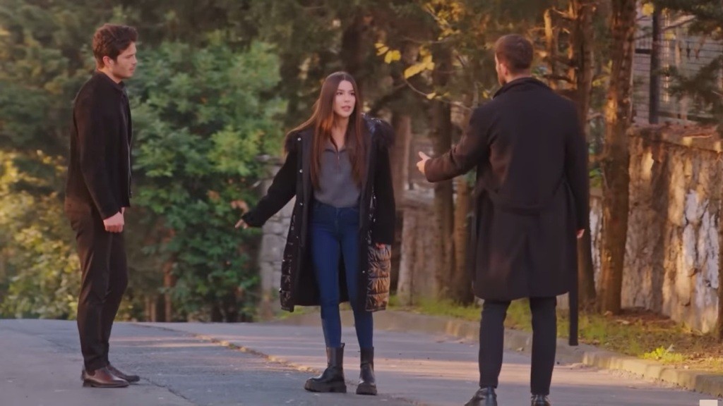 Zeynep stoi na drodze między Egem a Cihanem.