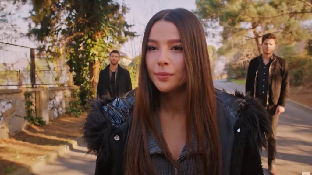 Zeynep odwraca się do Egego i Cihana plecami.