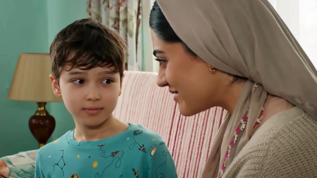 Emir siedzi obok swojej cioci Hancer.