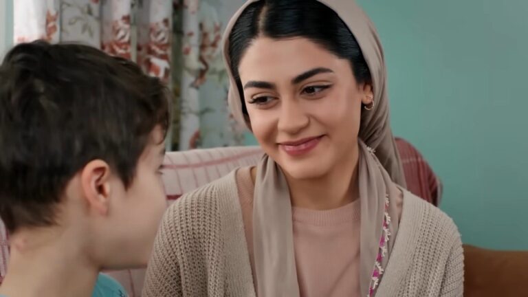 Hancer uśmiecha się do swojego bratanka, Emira.