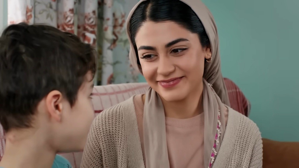 Hancer uśmiecha się do swojego bratanka, Emira.