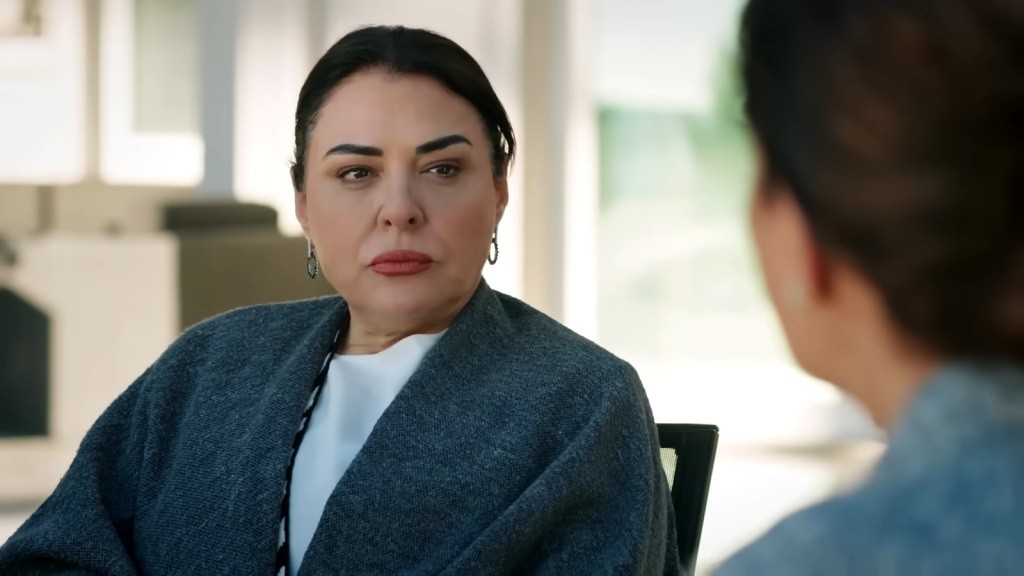 Mukaddeer patrzy poważnym wzrokiem na swoją rozmówczynię.