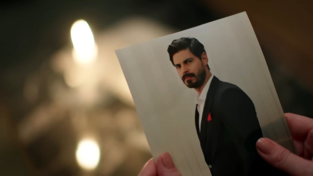 Zdjęcie Cihana. W tle widać płomień świecy.