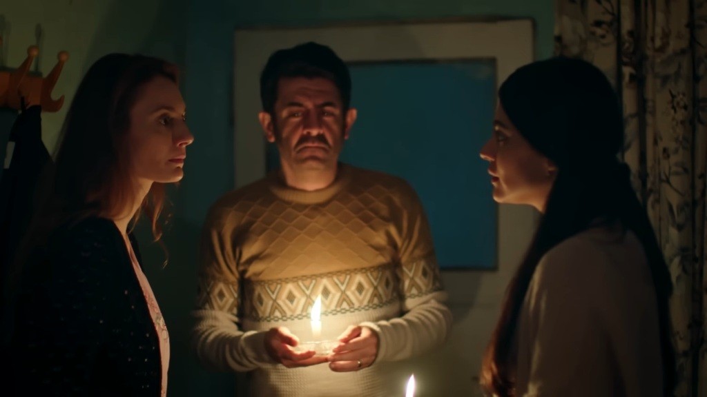 Cemil trzyma w rękach świece. Derya wbija oburzone spojrzenie w Hancer.