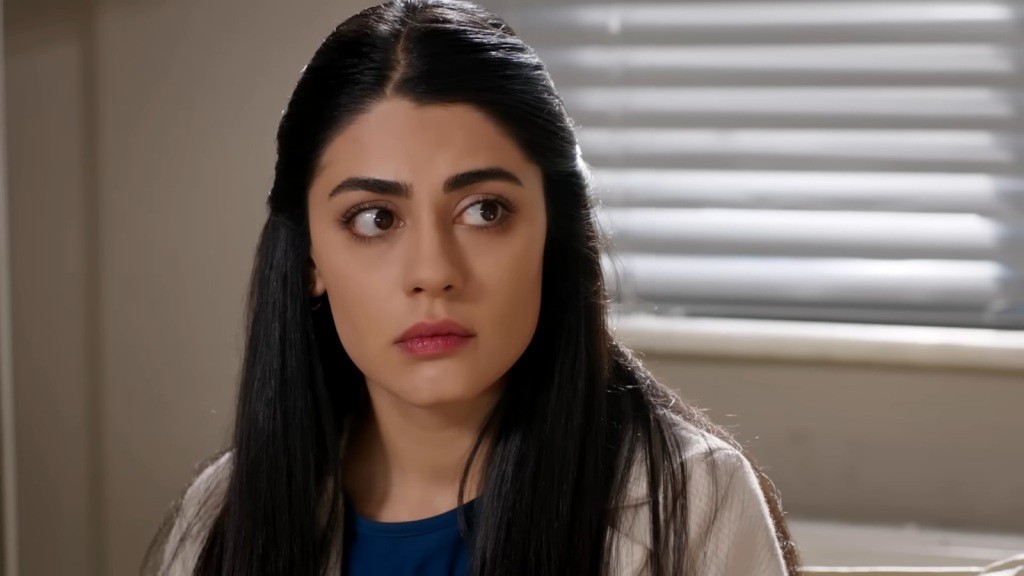 Hancer spogląda niepewnie.