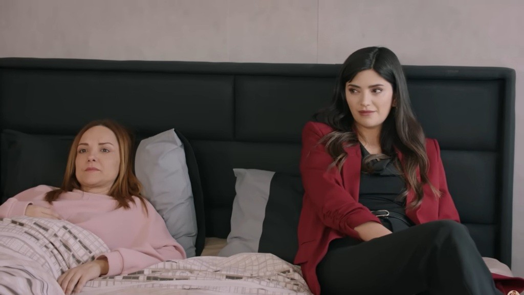 Gozde siedzi na łóżku obok leżącej Songul.