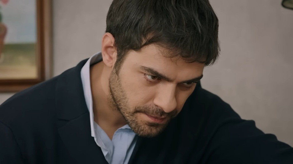 Halil spoglądaj groźnie.