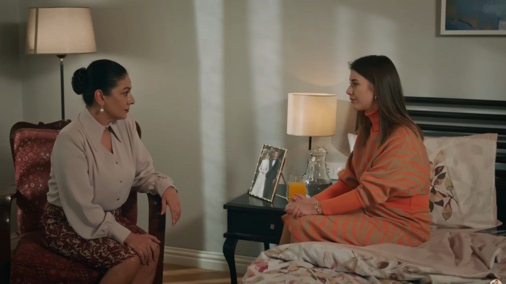 Tulay i Selma siedzą naprzeciwko siebie.