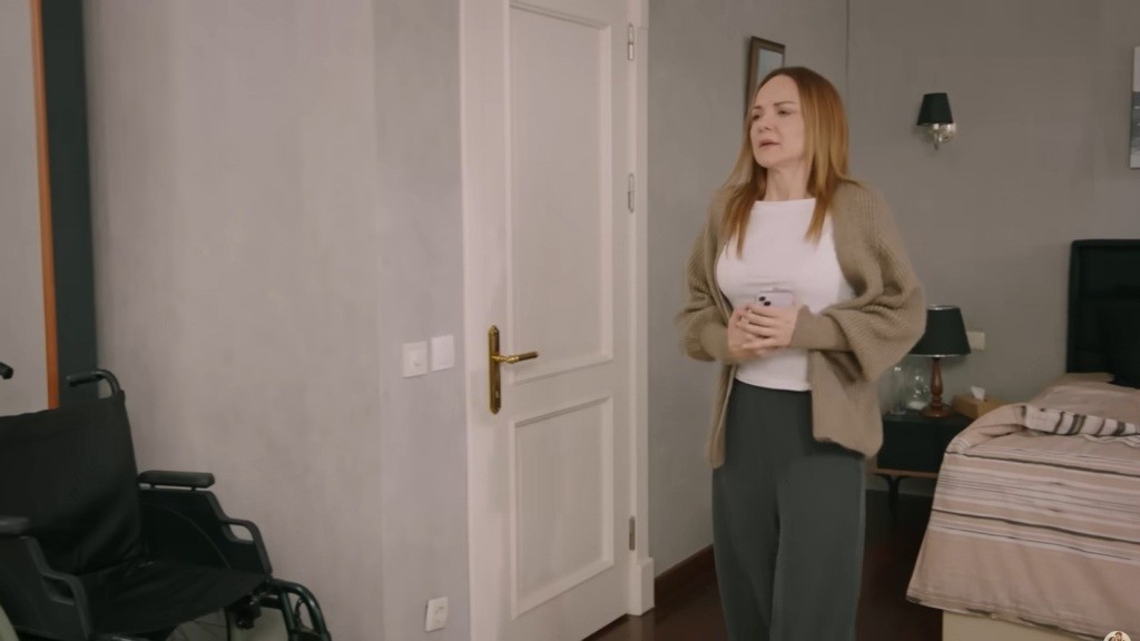 Songul przechadza się po pokoju.