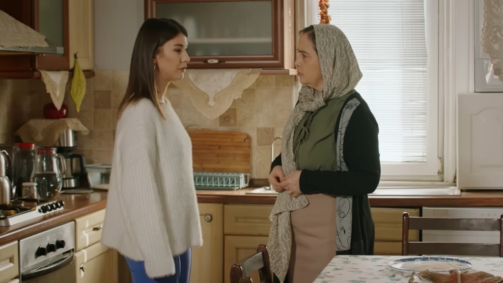 Selma rozmawia z Kiymet w kuchni.