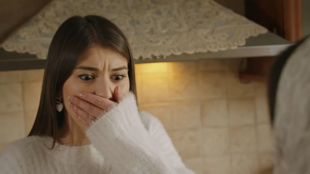 Selma, zszokowana, zakrywa usta dłonią.