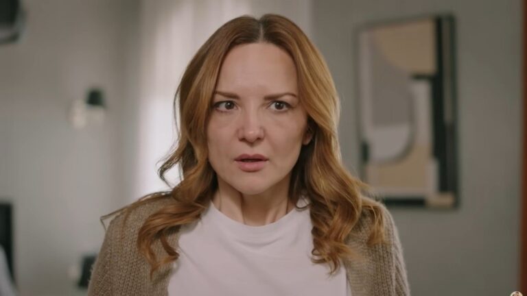 Zbliżenie na twarz Songul, która sprawia wrażenie przestraszonej.