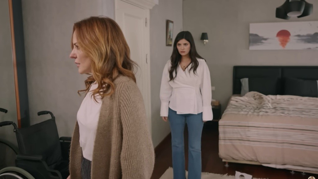 Gozde stoi za plecami Songul i spogląda na nią groźnie.