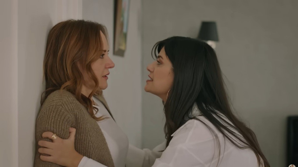 Gozde przyciska Songul do ściany i wbija w nią mordercze spojrzenie.