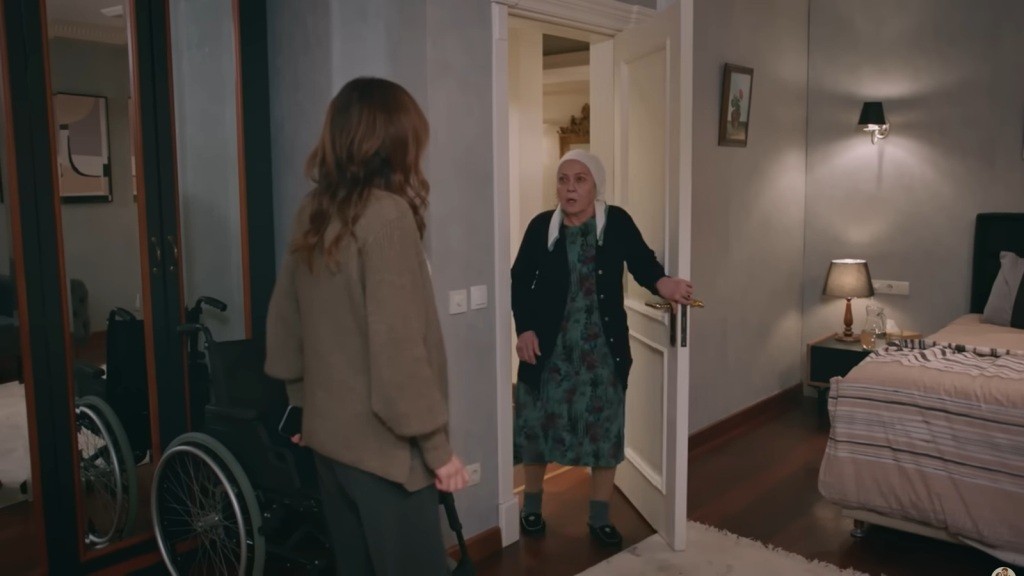 Zumrut przyłapuje Songul na nogach.