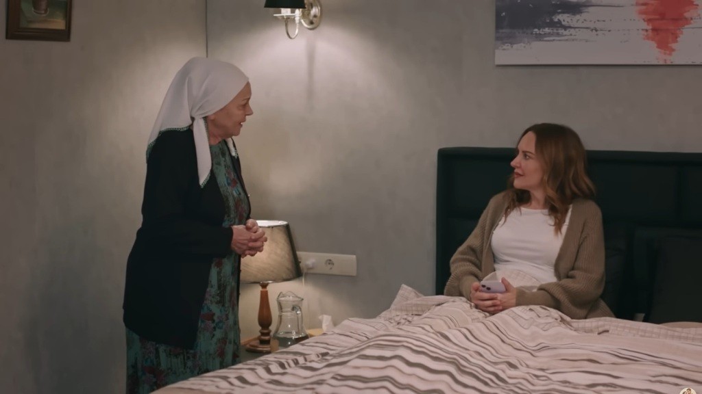 Zumrut stoi przy łóżku Songul.