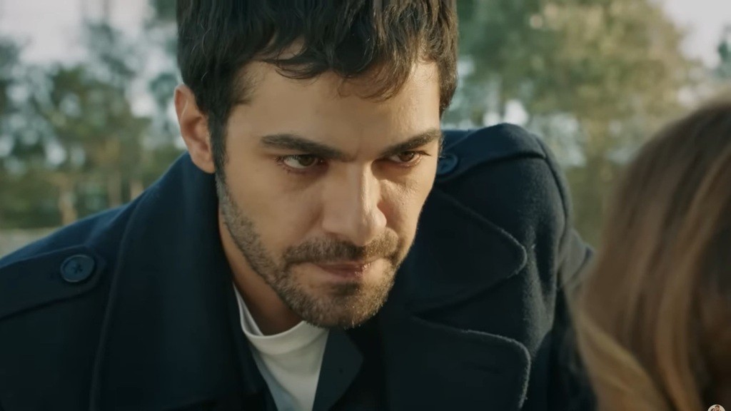 Halil pochyla się nad Songul i patrzy na nią groźnie.