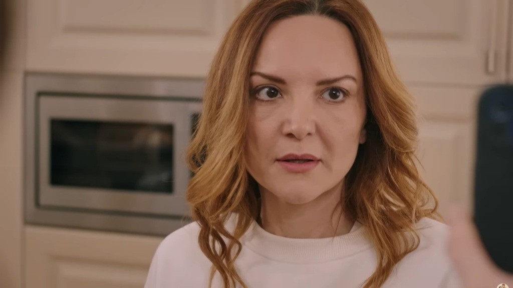 Songul jest zmrożona, gdy widzi telefon przed swoją twarzą.