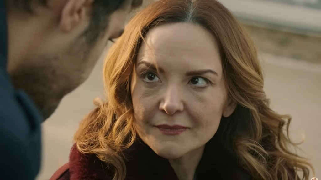 Songul spogląda na Halila.