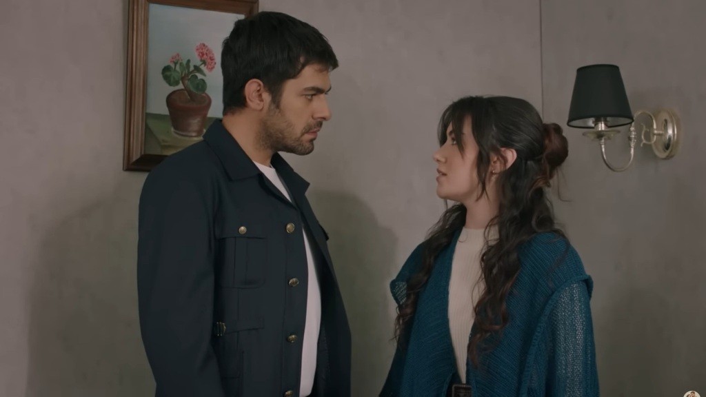 Halil i Zeynep stoją twarzą w twarz.