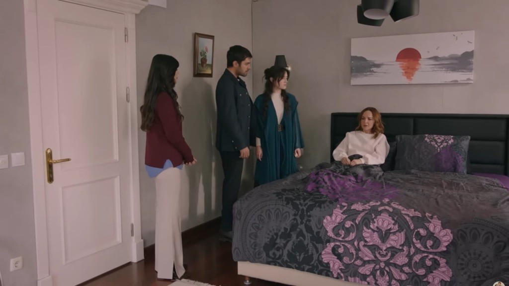 Gozde, Halil i Zeynep w pokoju leżącej na łóżku Songul.