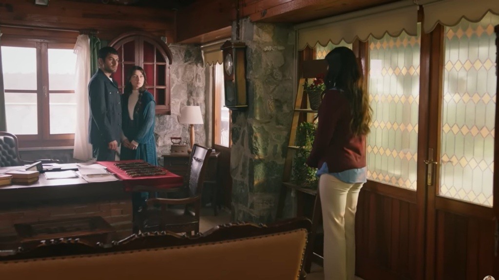 Gozde wchodzi do pracowni, gdzie rozmawiają Halila i Zeynep.