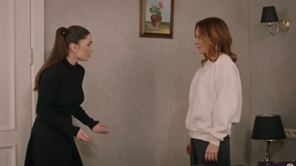 Arzu patrzy ze zdumieniem na stojącą na nogach Songul.